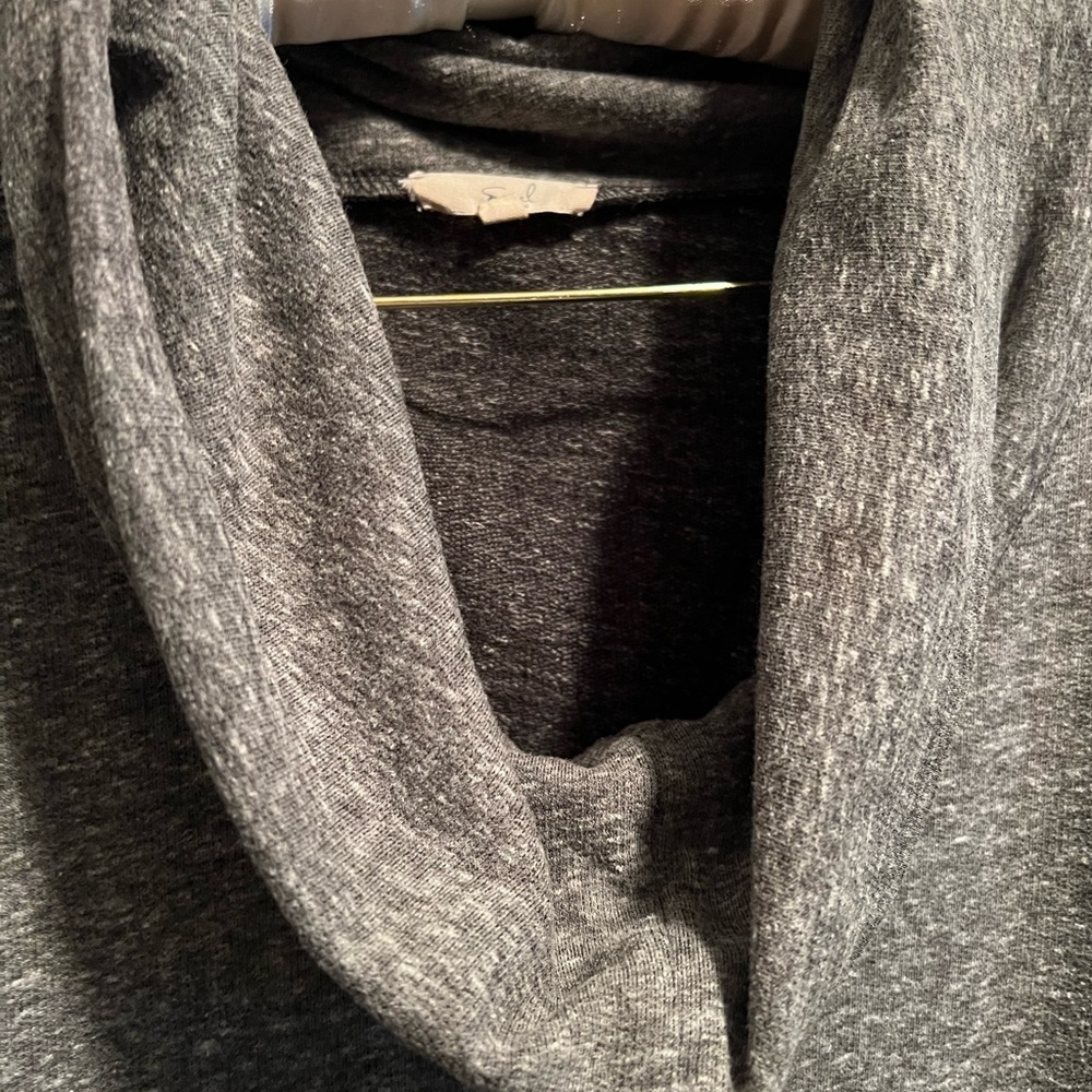 Easel Los Angeles oversized shirt in gray and black. Size large. Large neck. - Picture 4 of 6